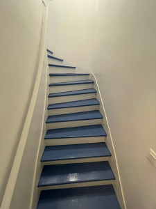 Photo de galerie - Peinture escalier en blanc + Marches en couleur - Rénovation escalier