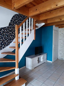 Photo de galerie - Rénovation d'un escalier 
Mise en peinture d'un mur
Pose de papier peint sur la montée d'escalier