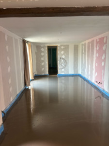 Photo de galerie - Ragreage fibre sur 3cm avant carrelage 