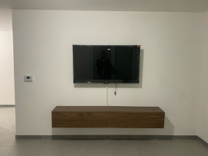 Photo de galerie - Installation la télé au mur et le meuble de tv aussi 