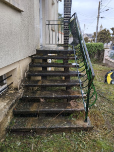 Photo de galerie - Escalier avant nettoyage 