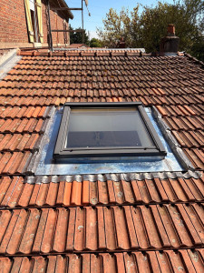 Photo de galerie - Modification et remplacement velux sur toit faible pente avec entourage zinc et plomb 