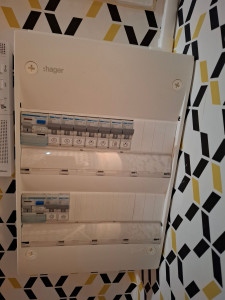 Photo de galerie - Mise en conformité, pose tableau 2 rangées HAGER + 1 ligne lave linge sous moulures.