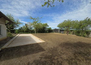 Photo de galerie - Création d'un terrain de pétanque 
Engazonnement 