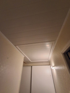 Photo de galerie - Création d'un fau plafond en mdf sur ossature bois finition lambris pvc comme les plafond existant avec trappe pour accéder au système de ventilation.  