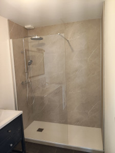 Photo de galerie - Changement d'une baignoire par un bac à douche avec pose de revêtements pvc