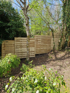 Photo de galerie - Pose de palissade entre clôture voisins qui sert aussi de brise vue 