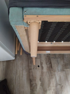 Photo de galerie - Réparation d'un pied de canapé.