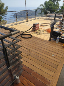 Photo de galerie - Ponçage de la terrasse en bois et application de vernis de protection