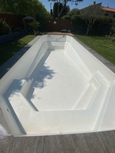 Photo de galerie - Remise au propre d’une piscine après les inondations