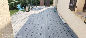 Photo de galerie - Création d'un parquet a lame polyester,le sol n'étant pas de niveau beaucoup de rattrapage.