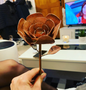 Photo de galerie - Création d’une rose a partir de tubes de cuivres