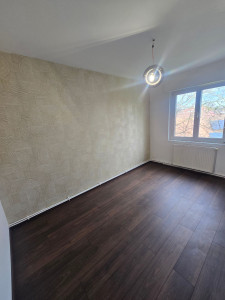 Photo de galerie - Pose de parquet + mis en peinture murs plafond + pose d'un papier peint.  