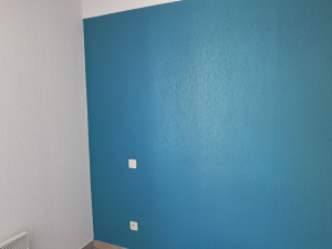 Photo de galerie - Peinture chambre en blanc avec un pan de mur de couleur 