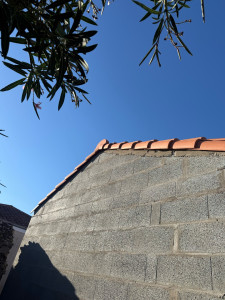 Photo de galerie - Réalisation d’une rive demi ronde à sec avec fronton 