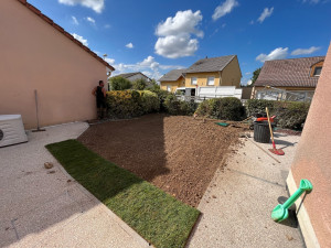 Photo de galerie - Travail du sol pour gazon de plaquage pendant