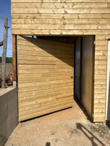 Photo de galerie - Fabrication et pose d’un portail sur mesure sur bâtiment agricole