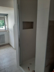 Photo de galerie - Toute la salle de bain est entièrement carrelée, cloison sèche, mastic et peinture