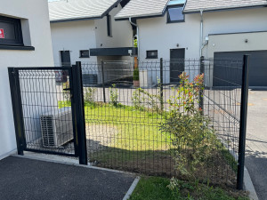 Photo de galerie - Pose clôture environ 45 ml, et portillon, jardin clôturé et sécurité✅