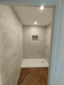 Photo de galerie - Faïence salle de bain réalisation avec petit coffre pour poser les produits d'hygiènes 