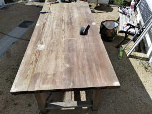 Photo de galerie - Restauration d'une table en chêne resté dehors avant ponçage 