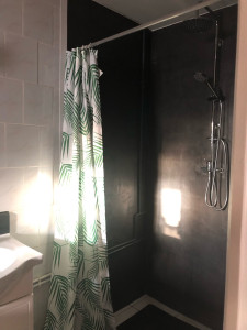 Photo de galerie - Réalisation béton ciré dans une douche et décoration de la salle de bain