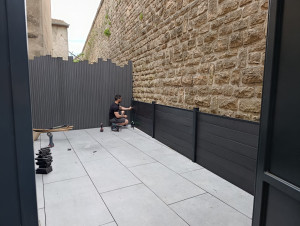 Photo de galerie - Carrelage sur plot, brise vue, peinture façade et clôture.