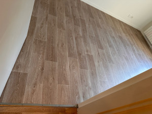 Photo de galerie -  “Dépose et pose de sol, avec réglage précis pour une finition parfaite. Assurez-vous d’un sol bien posé et fluide, adapté à vos besoins. Contactez-moi pour un devis personnalisé.”