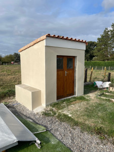 Photo de galerie - Montage + charpente et couverture + enduit d’un local technique 