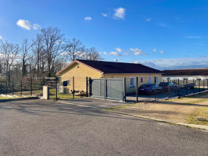 Photo de galerie - Réalisation d'une clôture en panneaux grillagée, rigide sur soubassement