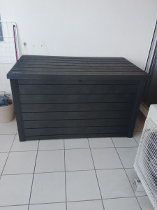 Photo de galerie - Montage d'un grand coffre en plastique 