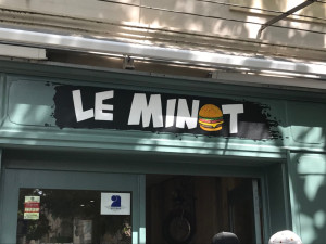 Photo de galerie - Peinture devanture fast food et pose du logo de devanture 