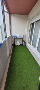 Photo de galerie - Pose de pelouse synthétique sur un balcon 
