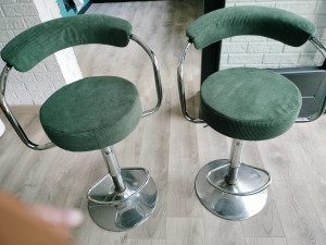 Photo de galerie - Restaurations de ses 2 tabourets en tissu velours.???