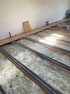 Photo de galerie - Construction d’un plancher en OSB et Isolation.