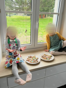 Photo de galerie - Atelier pâtisserie ( biscuits de Noël) avec enfants de 4 et 6 ans 