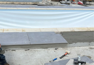 Photo de galerie - Pose carrelage de piscine 