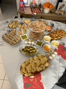 Photo de galerie - Pizza ( forme de Noël, crème fraîche et saumon et pizza sauce tomate fromage).Roulé de saumon et fromage frais. Verrines saumon/ mangue. Toasts ect … 