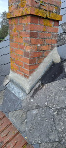 Photo de galerie - Réfection de la maçonnerie d'étanchéité toiture du pourtour conduite de cheminée.