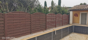 Photo de galerie - Remise en état d'une clôture bois par le biais d'une peinture 