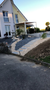 Photo de galerie - Création d’un massif avec rivière sèche 