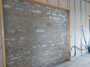 Photo de galerie - Murs en pierre decaper par sablage et jointer au ciment chaux, isolation  sur panneaux de laine de bois sur ossature. 