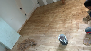 Photo de galerie - Poncage ancien parquet avec, une couche de vérificateur