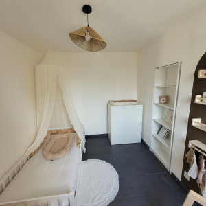 Photo de galerie - Après 
Isolation 13cm, placo, carrelage, électricité, peinture, porte secrète bibliothèque (finition non terminées sur photo), montage meuble, lit, moustiquaire, suspension électrique, étagères murales,...