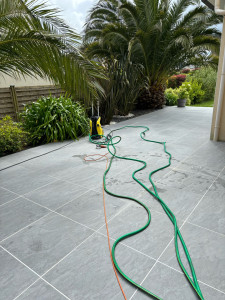Photo de galerie - Nettoyage complet d’une terrasse au karcher chez une cliente 