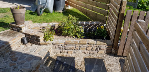Photo de galerie - Réalisation d’un muret en pierre avec joints 