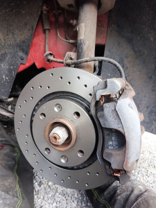 Photo de galerie - Disque et plaquette frein avant sur peugeot 207 passer de disque plaquette d'origine a des disque percé ventilée brembo et plaquette carbon brembo etalement