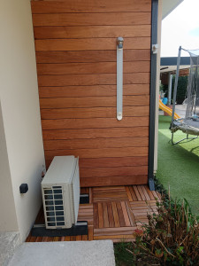 Photo de galerie - Réalisation d'une douche extérieur en bois exotique 