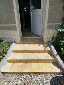 Photo de galerie - Habillage d' escalier en travertin 