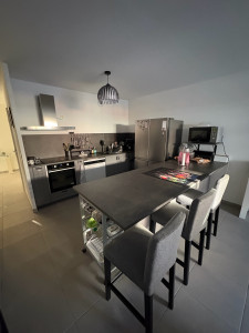 Photo de galerie - Cuisine entièrement nettoyée et rangée : plan de travail dégraissé, évier et robinetterie désinfectés, plaques de cuisson et électroménager nettoyés, façades essuyées, vaisselle faite et sol lavé. Espace laissé propre, sain et prêt à être utilisé.